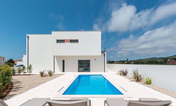 Alfeizerao Villa | Villa Mar - modern villa for 8 with swimming pool and close to the beach