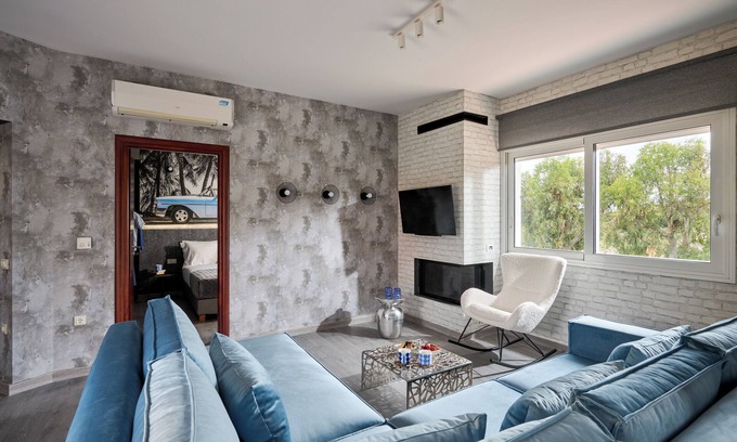 Kalathas Villa | Villa Mons! Ideal for families or groups of friends looking for relaxation.
