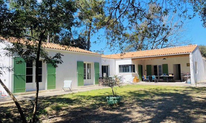 Le Grand-Village-Plage Villa | Villa Oléron sleeps 17, very close to the ocean (800m) and shops (100m)