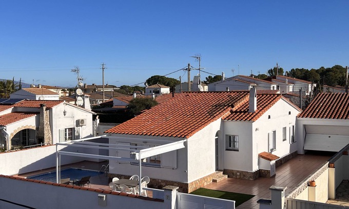 L'Escala House | VILLA OM 8 pax *Private Pool* Free AirAcon/Heating, Wifi, Sheets/Towels,