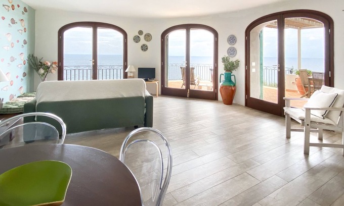 Faro House | Villa on the coast offers an unrivaled sea view and great tranquility