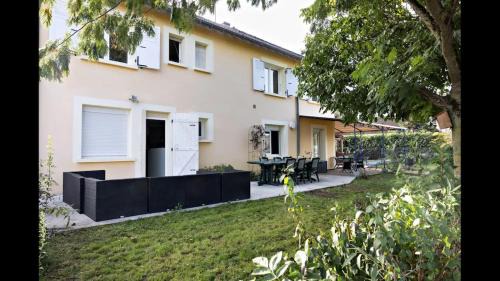 Saint-Marcel House | Villa Paradisi - 12 couchages - 6 chambres, piscine, très grand jardin