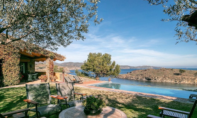 Cadaques Villa | Villa "Punta d'en Bailet" with Sea View, Pool & Wi-Fi