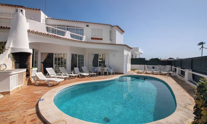 Montechoro Villa | Villa 'Rebelo' with Private Pool, Private Garden and Wi-Fi