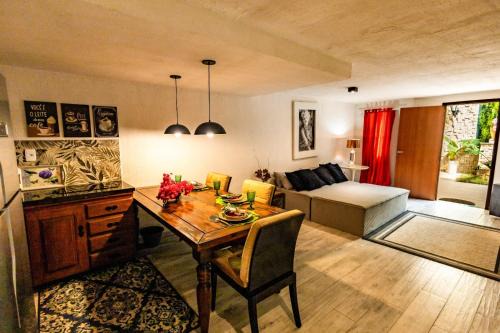 Itapua Apartment | Villa Romana - Experiência única em frente à Praia de Itapuã, apartamento todo climatizado