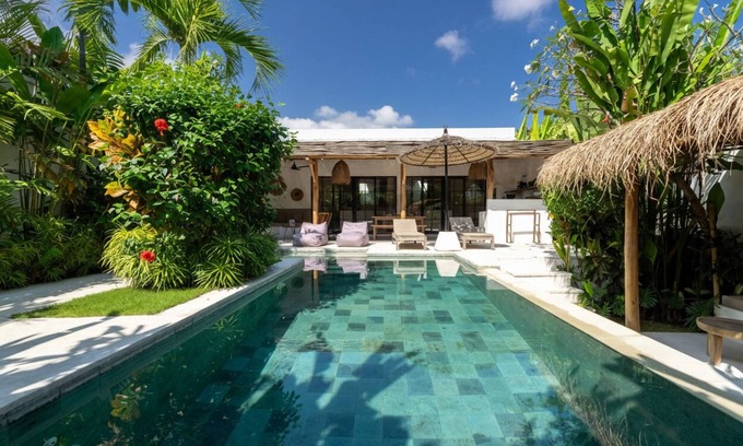 Beraban Villa | Villa Ruta 2 Oasis 5 min walk from Nyanyi beach and close to Luna Beach Club