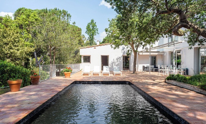 Lloret Town Center Villa | Villa 'Sagulla' with Sea View, Shared Pool and Wi-Fi