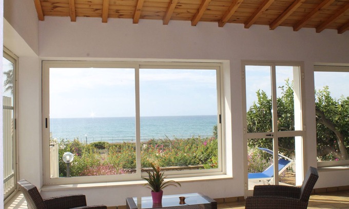 Marina di Modica Villa | Villa Sara, an air-conditioned veranda overlooking the sea.