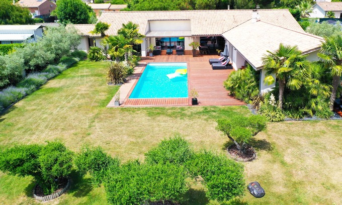 Peujard Villa | Villa sleeps 12 with private pool and jacuzzi in a quiet location.