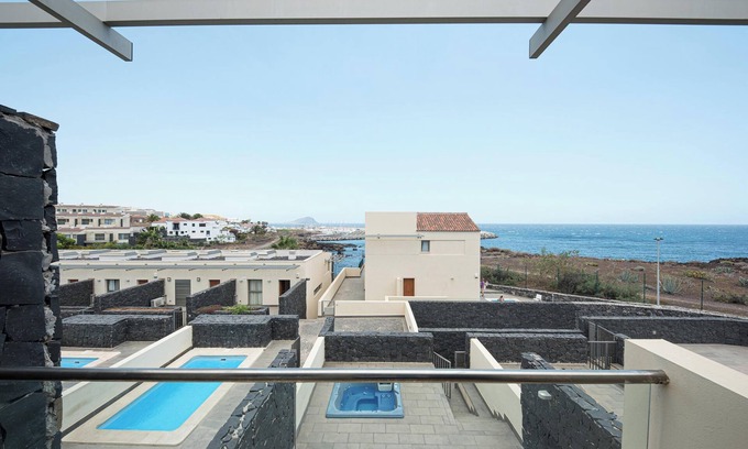 Complejo turistico Amarilla Golf Villa | Villa ‘Sun Bay Villas 4’ with Sea View, Terrace & Jacuzzi