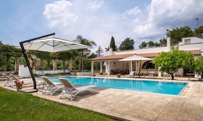Monteroni di Lecce Villa | Villa 'Tenuta Il Carretto' with Private Pool, Wi-Fi and Air Conditioning