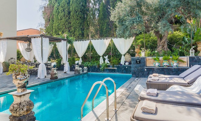 Taormina Villa | Villa Urbis, luxury villa in the heart of Taormina with swimming pool & jacuzzi.