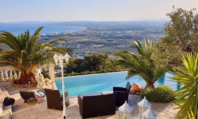 El Mas Fumats House | VILLA WITH EXTRAORDINARY VIEW OF ROSAS BAY WITH POOL AND JACUZZI