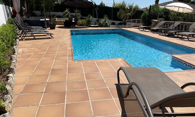 Olivella House | VILLAILUSIONS, RESORT AT 15KM SITGES. Swimming pool, sauna, spa, billiards, table soccer, barbecue.