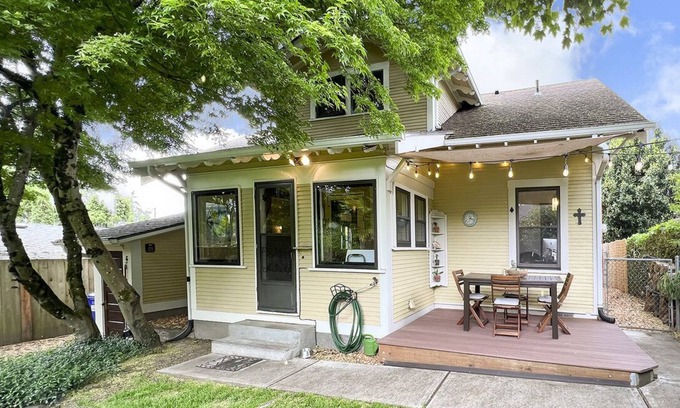Woodstock House | Vintage 3BR/2BA home in desirable Woodstock neighborhood
