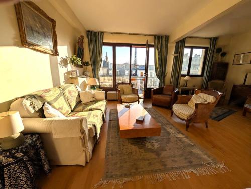 7th Arrondissement Apartment | Vintage Pied-a-Terre - Eiffel Tower View