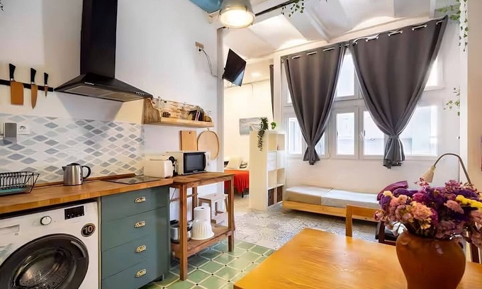 Sant Adria de Besos Apartment | Vintage studio for 3 people, 15 min from BCN downtown, 8 min walk from the beach