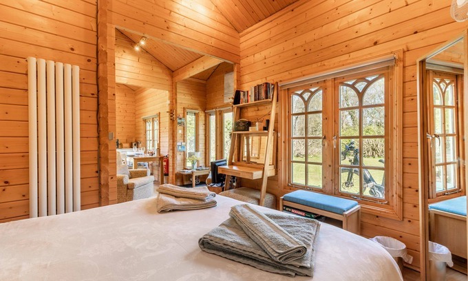 Neatishead Cabin | Violet Lodge | Easy access to Norfolk Broads - Norfolk Holiday Properties.