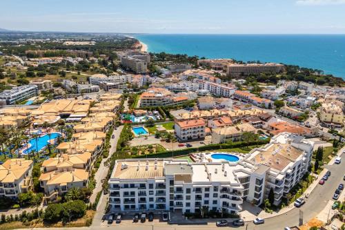 Olhos D'Agua Apartment | Vista das Ondas by Algarneto
