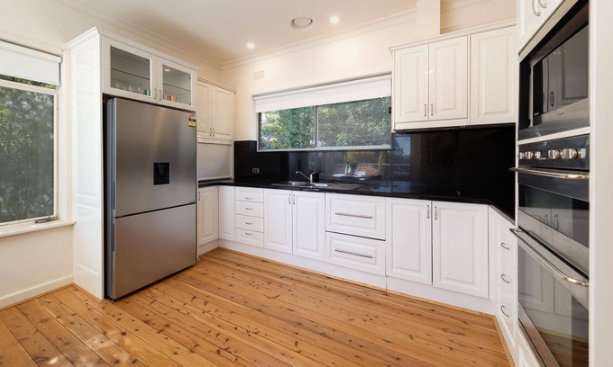 East Albury House | Vista Magnifica in Albury- superb family home - Lovely three bedroom home with stunning views over Albury
