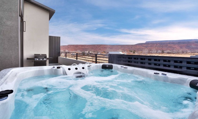 Moab South Valley Condo | Vizcaya #2 - Moab's Newest Luxury Rental (Hot Tub)