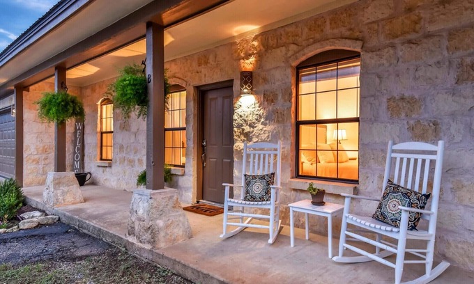 Dripping Springs House | VOTED TOP 10 for 3 Yrs No Cleaning Fee - Countryside Retreat -Hot Tub & Fire Pit
