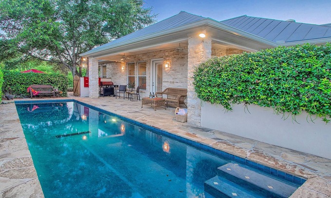 Fredericksburg House | VRBO Top10 Luxury Home! Heated Pool! Main St. 3 blks! "The Best! We'll be back!"