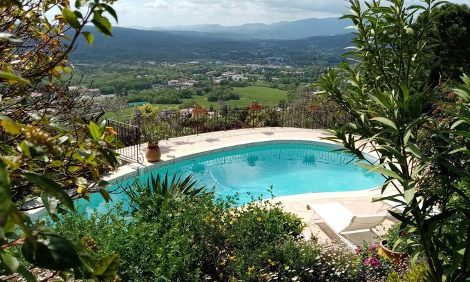 Montauroux Apartment | Vue Époustouflante, Studio au Bord de la Piscine Dans un Écrin de Verdure