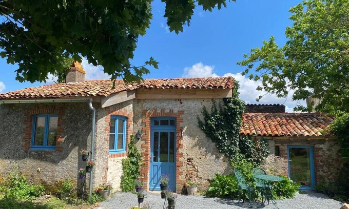 Argentonnay House | Vue du chateau a La Petite Ferme d'Alpacas