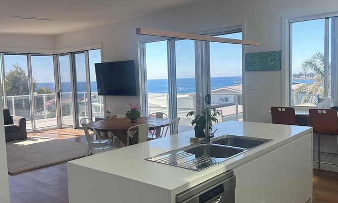 Bombo House | Wadjiid Yarra (Beach Cave). The perfect getaway for a retreat with ocean views.