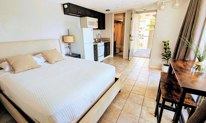 Waikiki Condo | Waikīkī Wind - Private Condo Near Beach with Canal View & Lanai