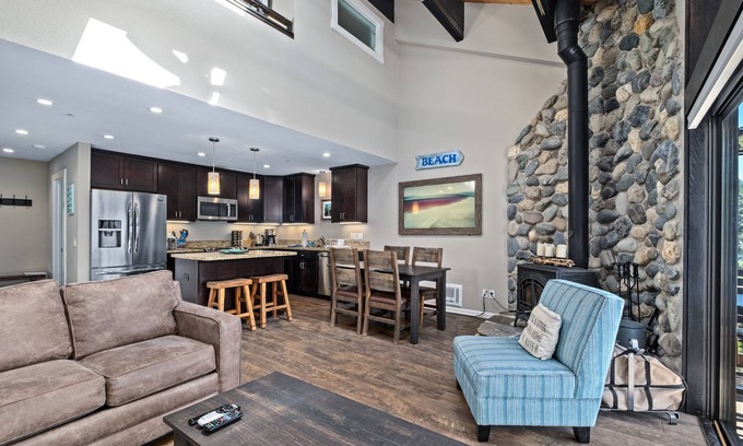 Truckee Condo | Wake Up Lakefront on Donner and Enjoy Coffee with a View!