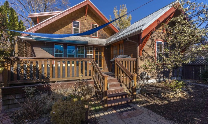 Bend House | WALK EVERYWHERE! 4 BEDROOMS +BONUS RM & QUAINT BACKYARD