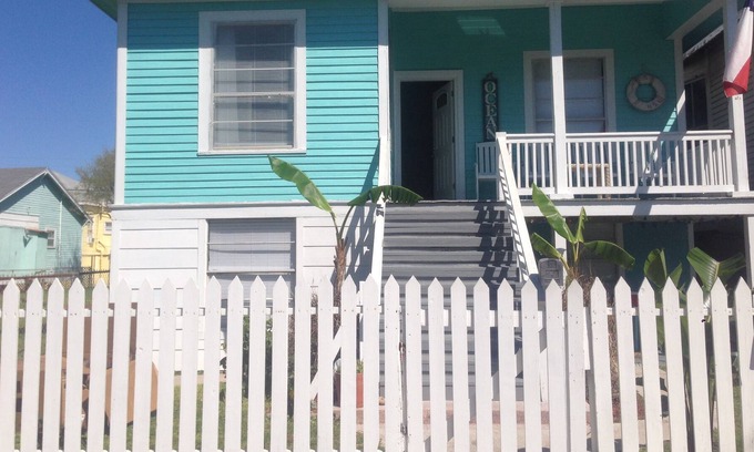 San Jacinto Cottage | Walk One Block To The Beach, Restaurants, Bars, Gift Shops, And Pleasure Pier