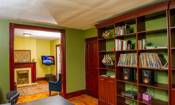 Buffalo Apartment | ☀️ Walk Score 90 ☀️ Spectrum TV HBO ☀️ Comfy Beds