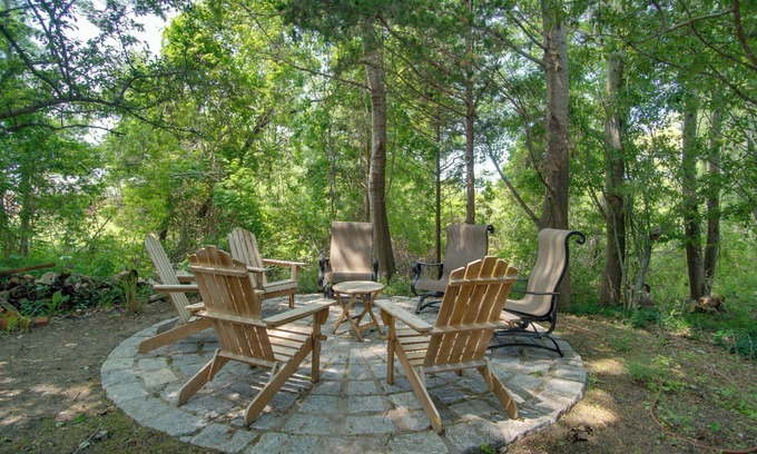 East Chop Apartment | Walk to Beach & Lighthouse: Oak Bluffs Studio!