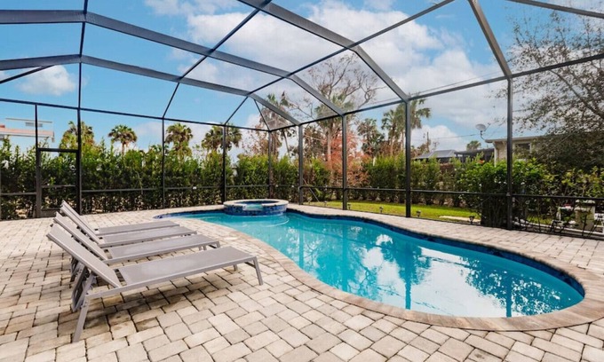 Connors House | Walk to Beach! Luxury Custom Home w/Pool & Spa - 2 Kings