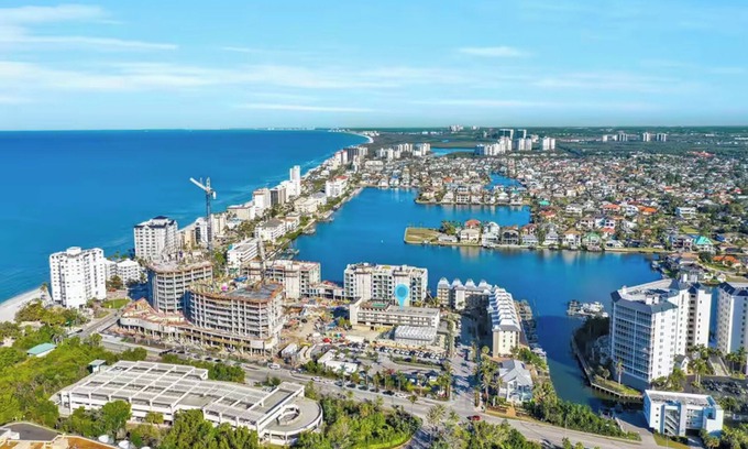 Vanderbilt Beach Condo | Walk to Beach & Rooftop Pool by Luxury Resorts