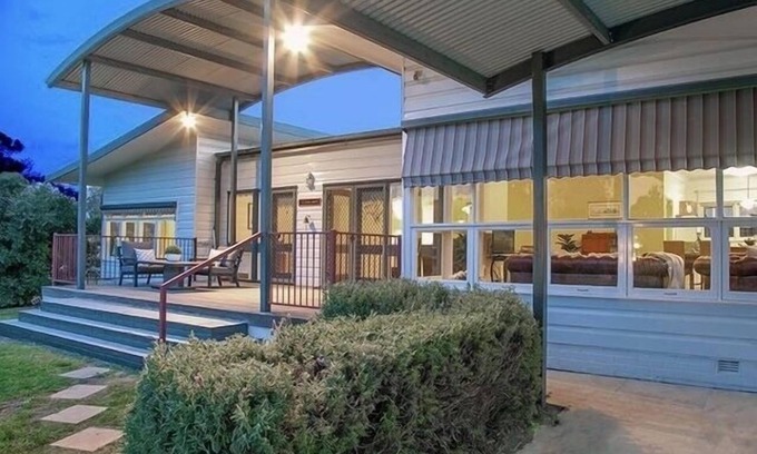 Corowa House | Walk to Corowa Whiskey & Chocolate Factory short drive Rutherglen wineries.