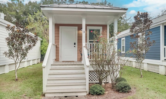 Ocean Springs House | Walk to Downtown Ocean Springs from your private cottage