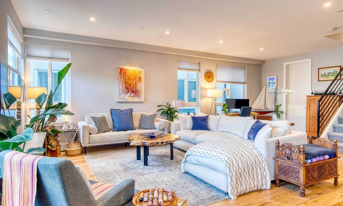 West Colfax House | Walk to Empower Field: Townhome w/Hot Tub!