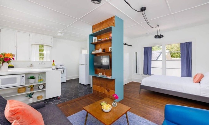 Hyde Park Apartment | Walk to Food, Fast Wifi | Pastel Studio - Portoro