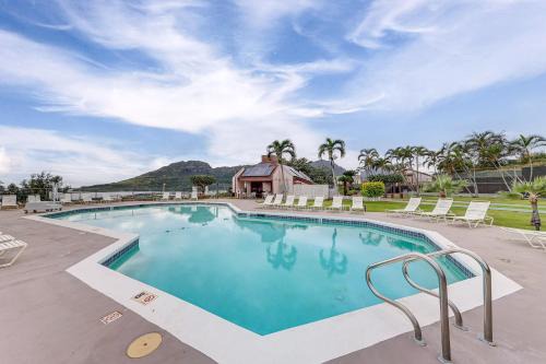 Nawiliwili Apartment | Walk to Kalapaki Beach Condo with Ocean and Mtn View!