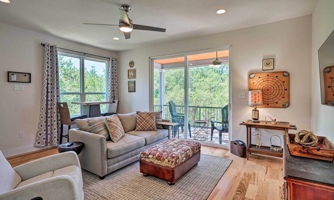 Lakeland Park House | Walk to Lake Austin: Spacious Getaway w/Patio