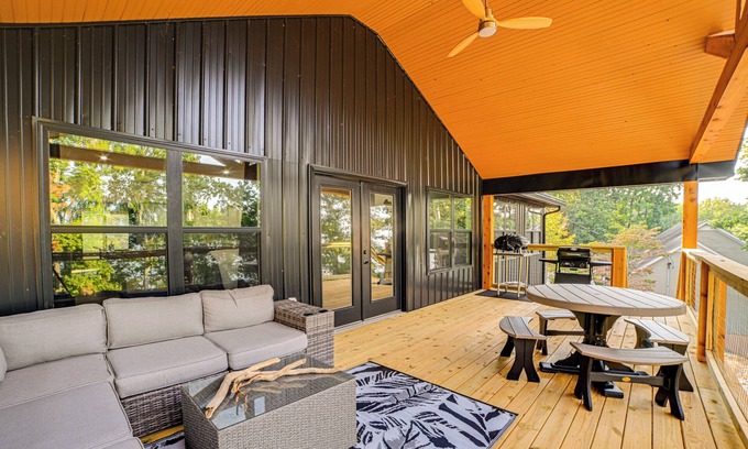 Cadiz House | Walk to Lake Barkley! Family Home w/Outdoor Oasis