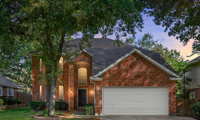 Grapevine House | Walk to Lake Grapevine! 30+ days stays & pet friendly