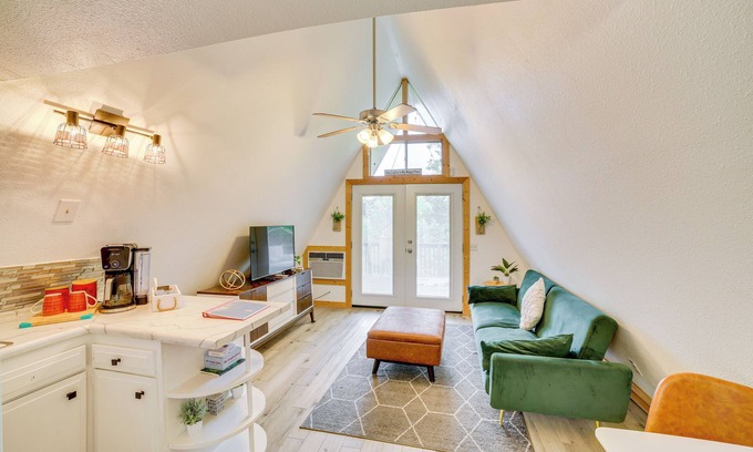 Rockaway Beach Apartment | Walk to Lake Taneycomo: Cabin w/Deck + Fire Pit!