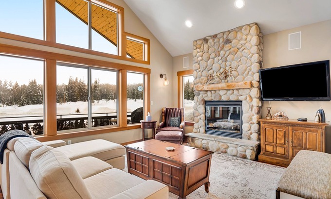 Snoqualmie Pass Cabin | Walk-to-lifts chalet with hot tub, mountain views, & fire pit - dog-friendly