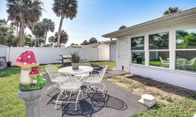 Ormond Ocean Gard House | Walk to Ocean: Cozy Home w/Yard in Ormond Beach!