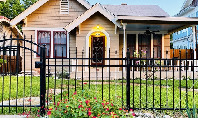 Tobin Hill House | Walk to Pearl & Riverwalk! Historic Casita close to downtown SA